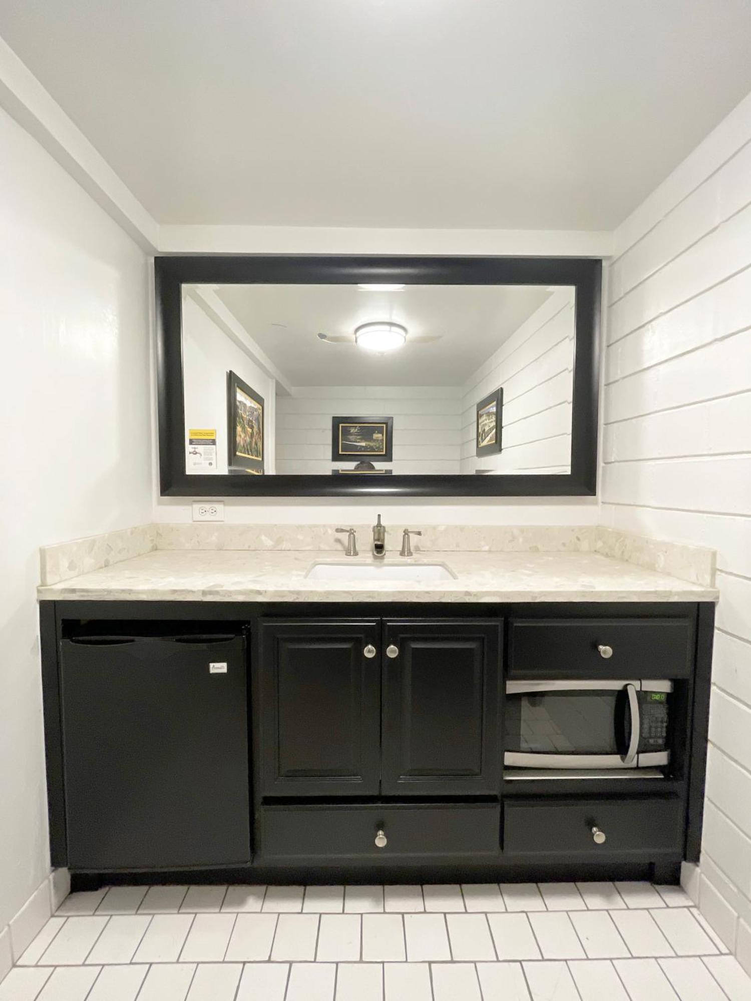 Catalina Courtyard Suites Avalon Bagian luar foto